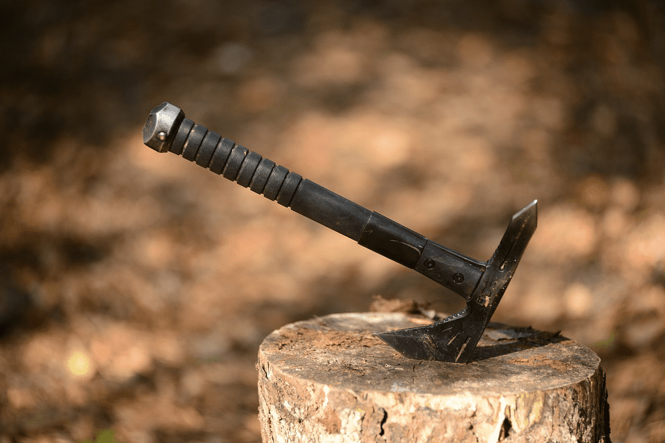 A steel throwing axe